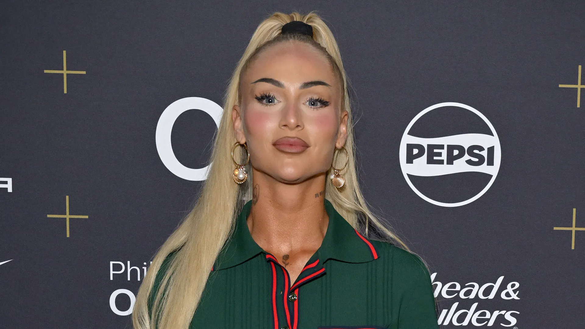 "È diventata famosa per i suoi successi calcistici, non per il suo trucco", ha scritto orgogliosa su Instagram la madre di Alisha, Sarah Guggisberg