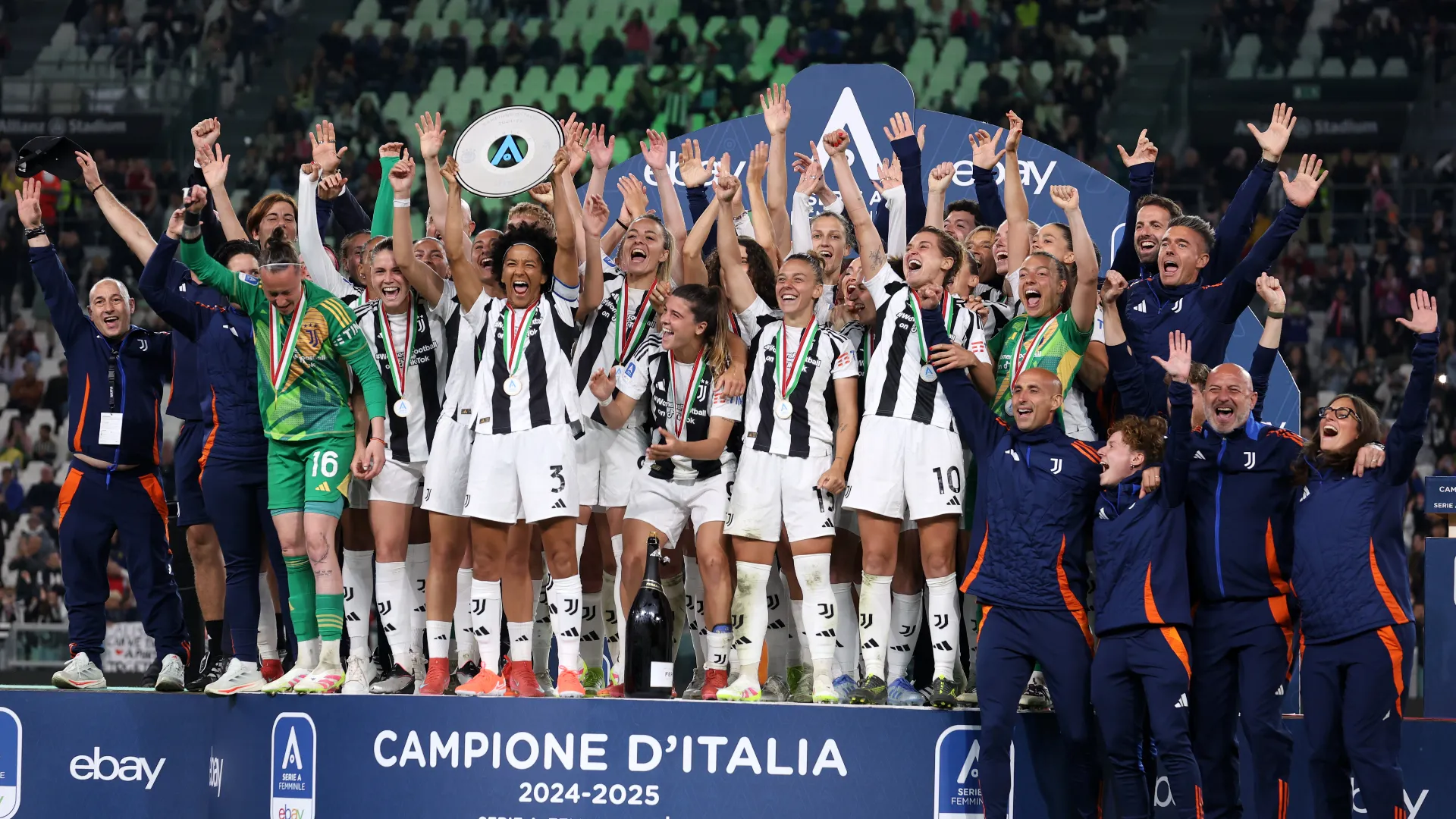 Un trionfo memorabile che arricchisce il palmares di Alisha Lehmann e compagne
