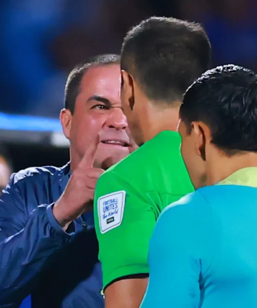 Sfuriata contro l’arbitro e i tifosi: serata folle per André Jardine. Foto