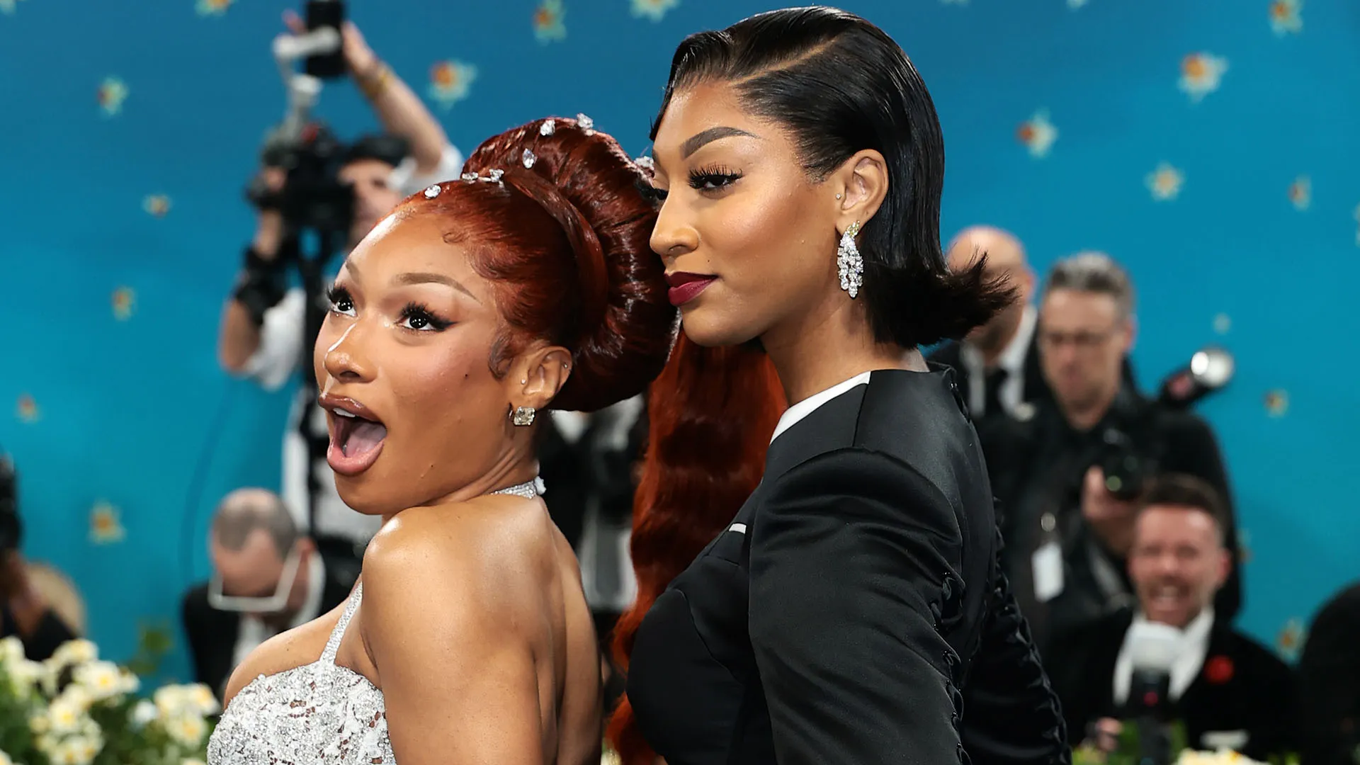 La giocatrice di basket ha sfilato insieme alla rapper durante il tradizionale evento mondano del Met Gala