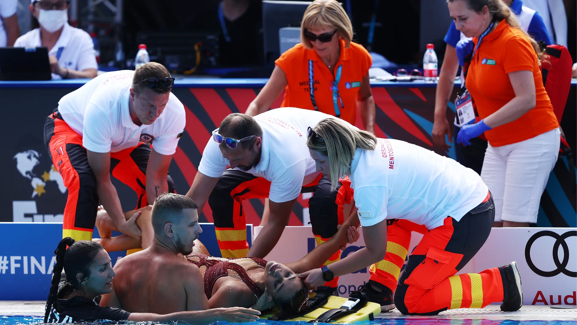 Successivamente la campionessa è stata soccorsa dal personale medico
