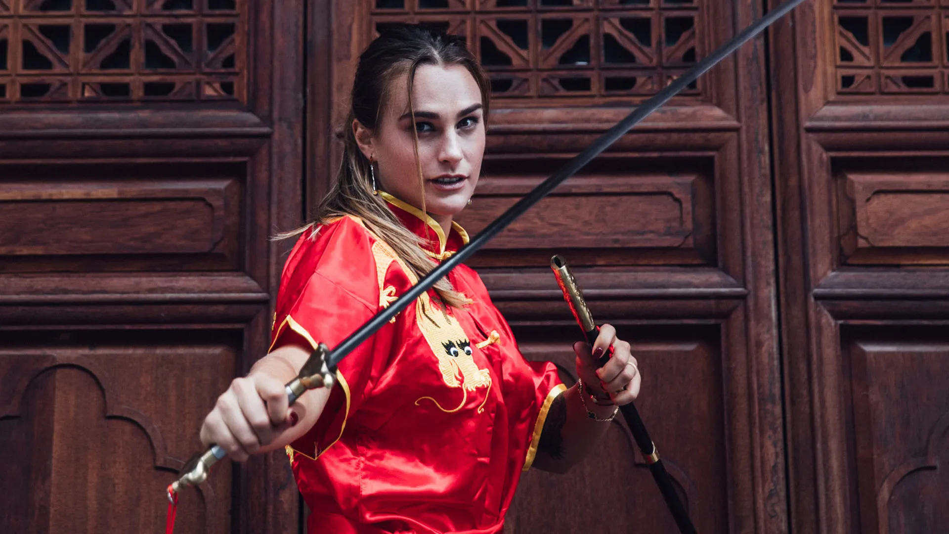 La tennista bielorussa ha anche maneggiato alcune armi, come la spada