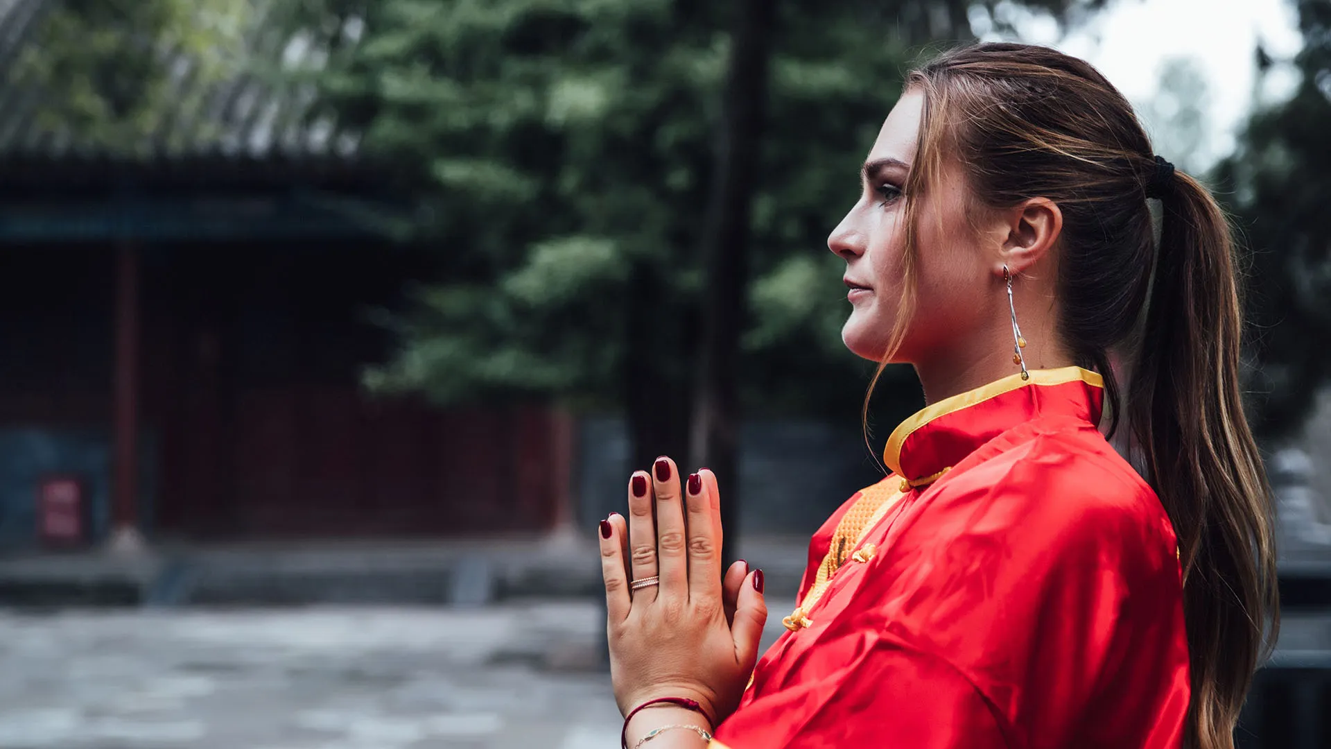 Durante un soggiorno in Cina, la Tigre di Minsk ha visitato il tempio Shaolin di Dengfeng