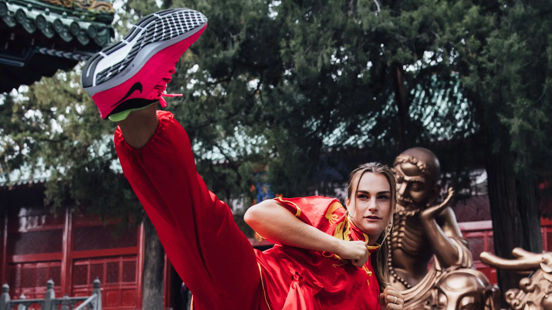 Vestita con un kimono rosso, Sabalenka ha imparato alcuni moventi tipi del kung-fu