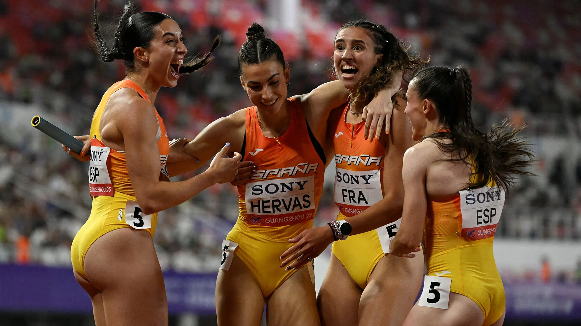 Le ragazze spagnole si scatenano dopo il trionfo mondiale: le immagini