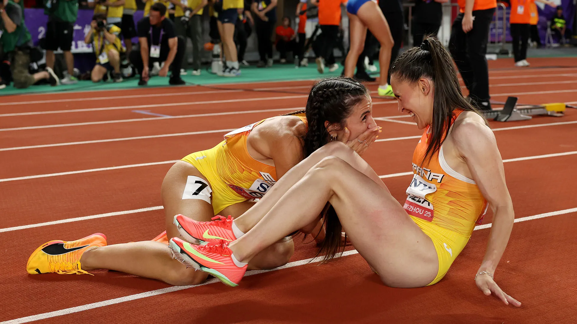 Grande emozione per le atlete spagnole, che si sono scatenate dopo la vittoria