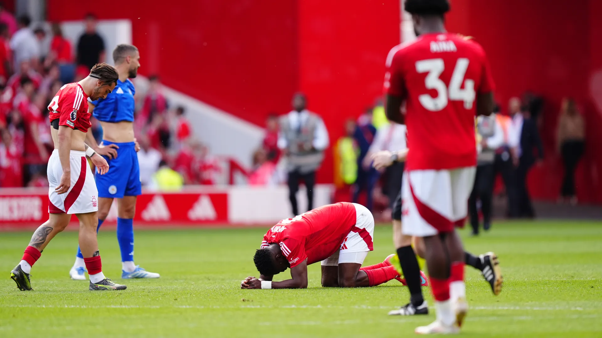 Il calciatore del Nottingham Forest ha rischiato la vita dopo l'impatto contro il palo durante la partita contro il Leicester City