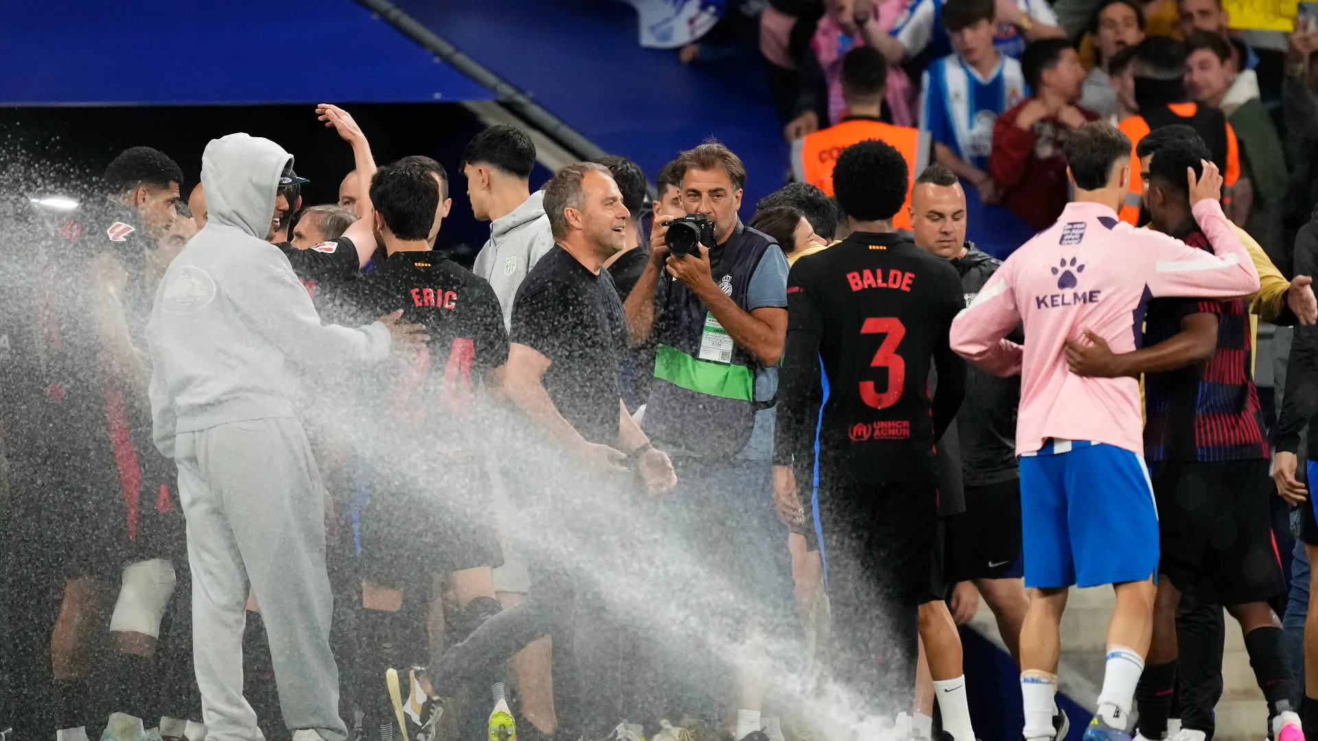 Proprio mentre il Barcellona festeggiava, si sono accesi gli idranti sul campo… bagnando completamente i giocatori