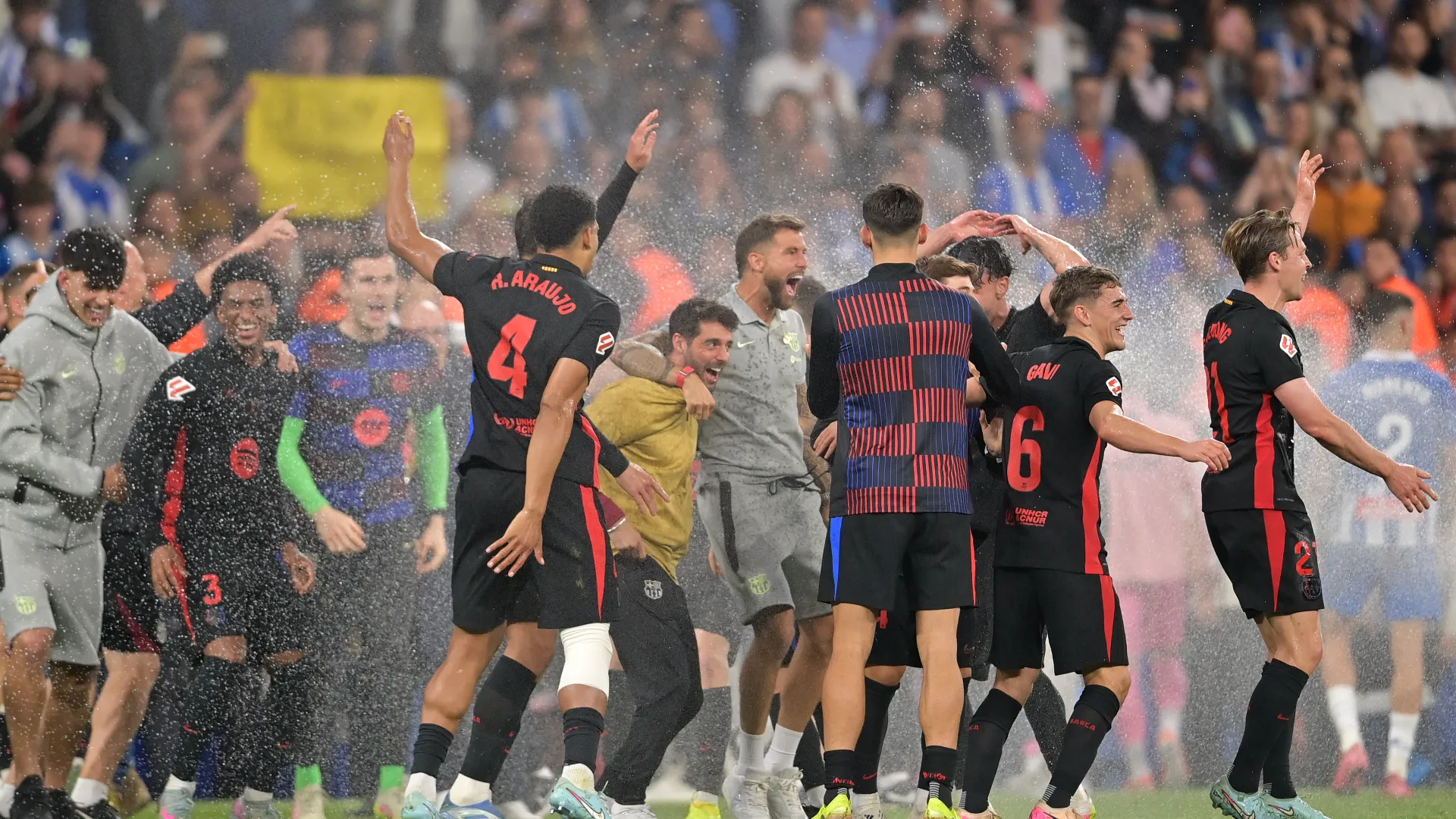 I giocatori del Barcellona hanno iniziato a ballare sotto la pioggia artificiale