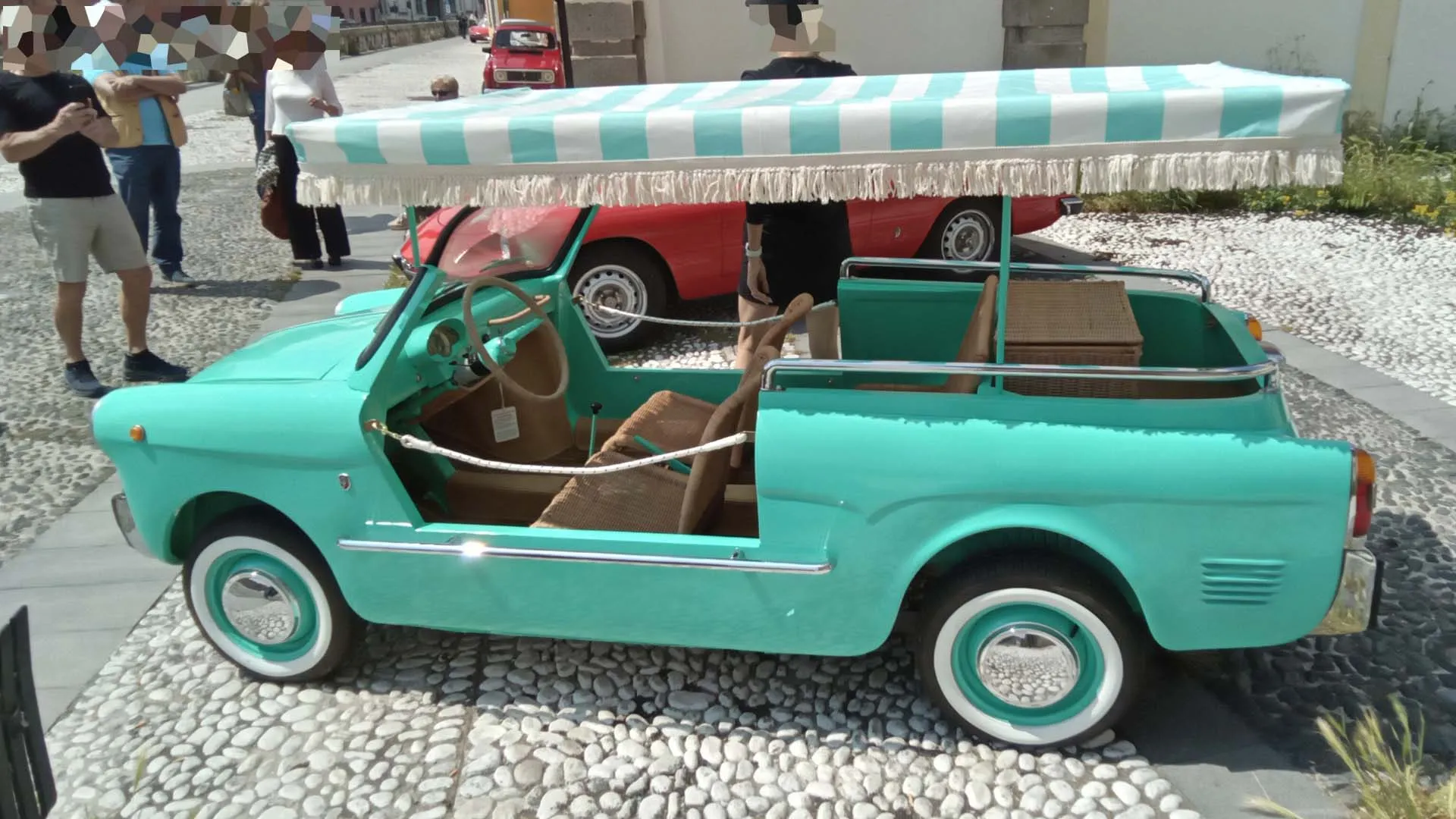 Sta arrivando l'estate e ai raduni di auto storiche si possono ammirare gioielli del genere