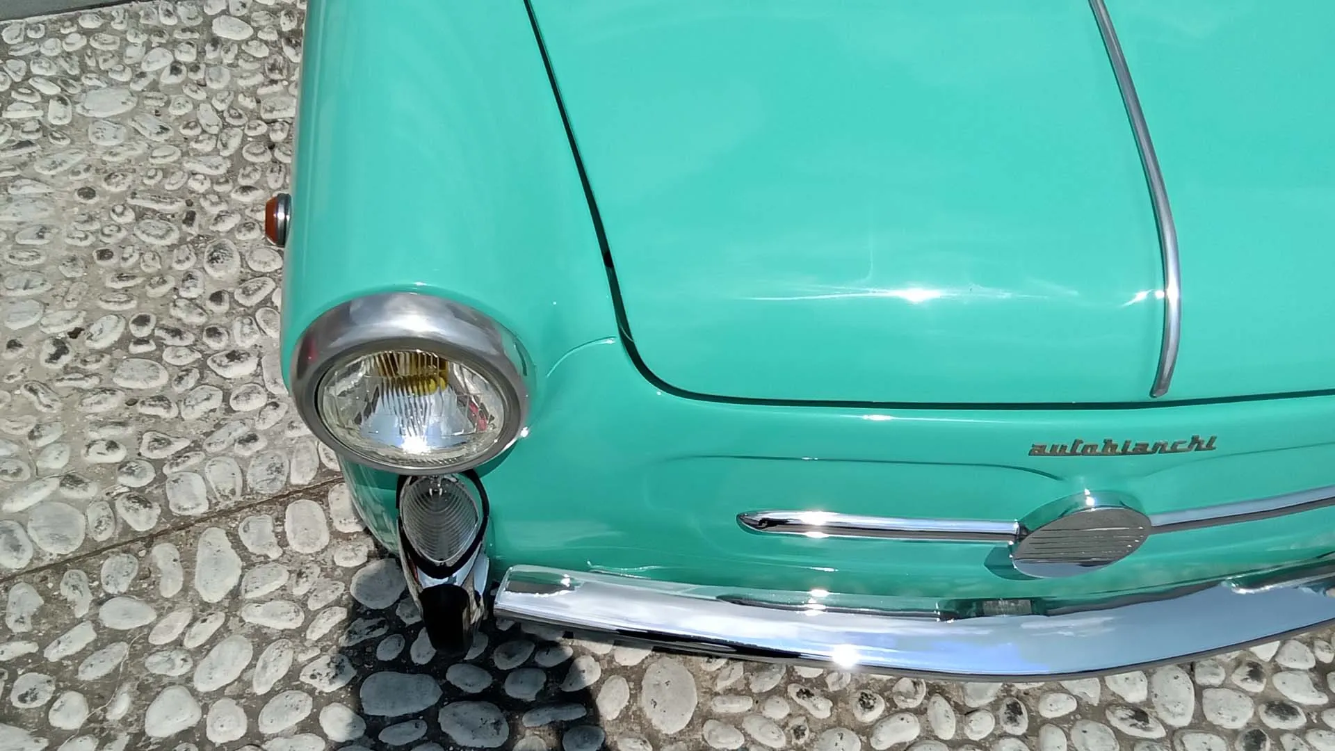 Accesso funzionale al motore garantito da due maniglie a incasso e uno sportellino dedicato per il rabbocco dell’olio