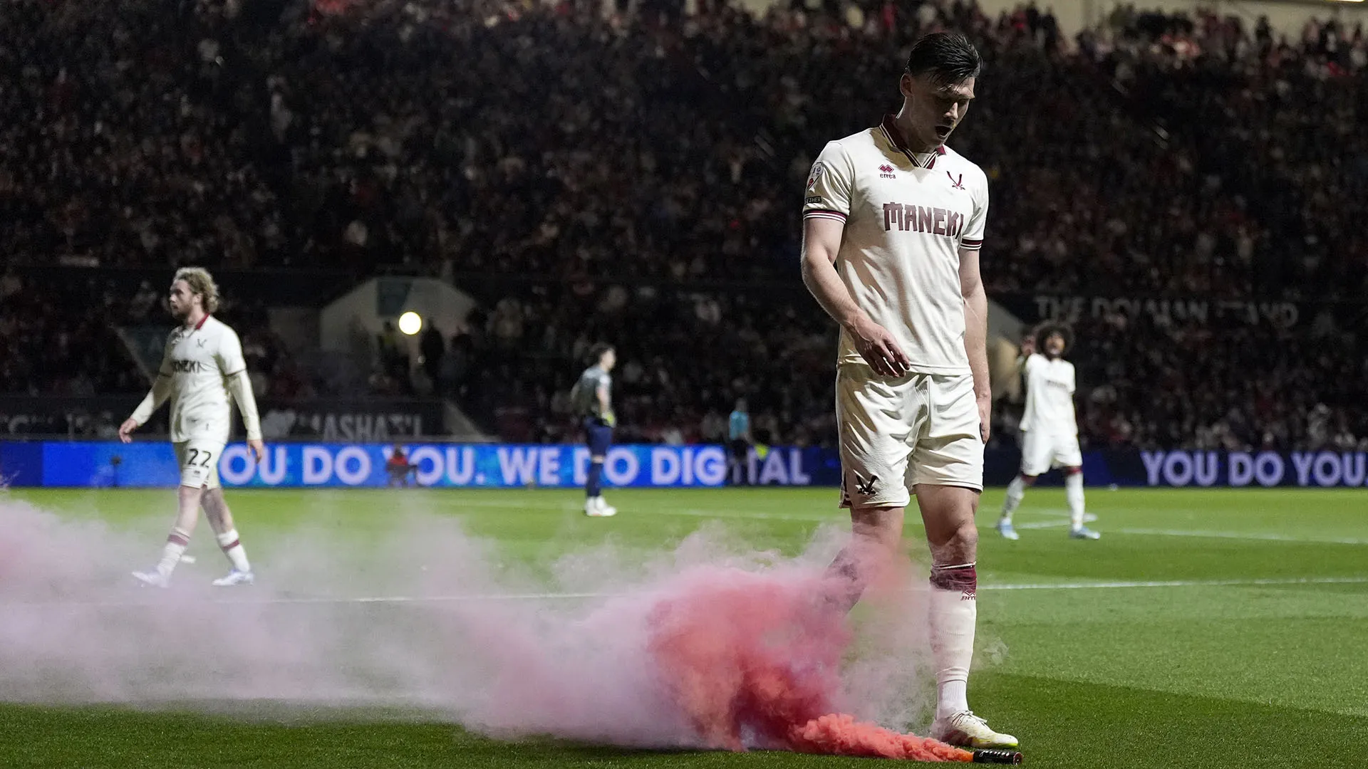 Dal settore ospiti è inoltre arrivato in campo un fumogeno
