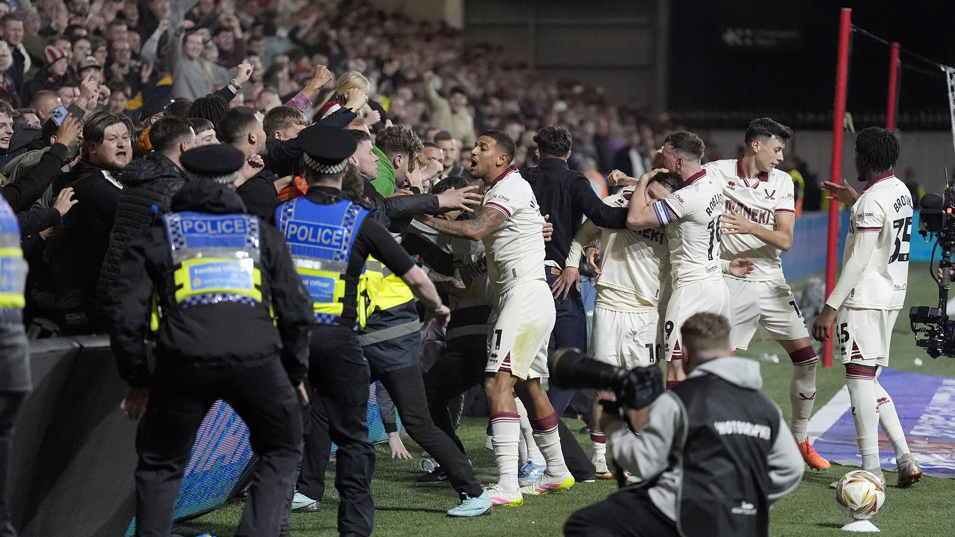 Al terzo gol dello Sheffield i fans hanno rischiato di farsi male
