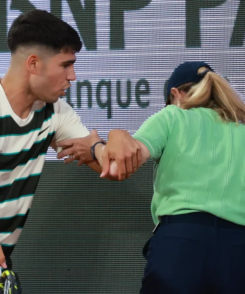 Carlos Alcaraz centra il giudice: le foto dello spiacevole incidente