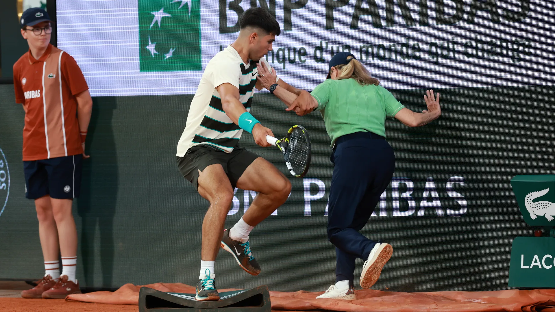 Il tennista ha involontariamente urtato la donna durante il match al Roland Garros contro Fábián Marozsán
