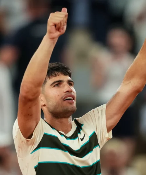 Roland Garros: Carlos Alcaraz soffre, ma batte Damir Dzumhur