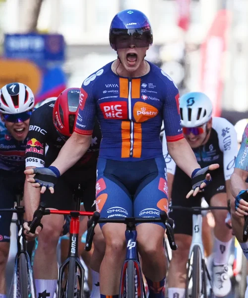Giro d’Italia: Van Uden batte Kooij in volata, Pedersen resta in rosa