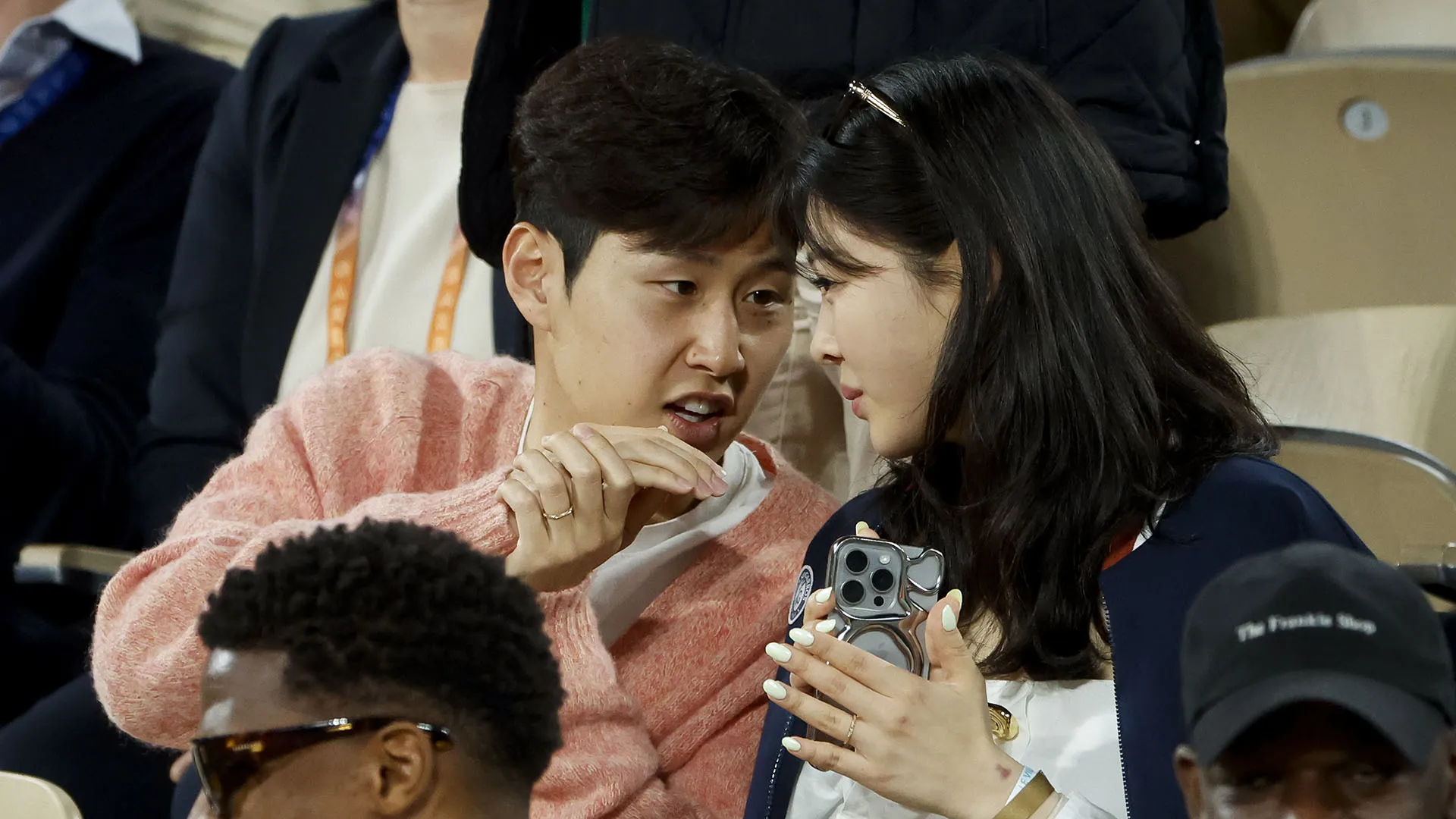 Lee Kang-in era accompagnato dalla fidanzata Park Sang-hyo