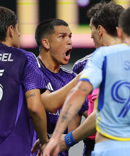 Viene cacciato ed esplode contro l’arbitro: la sfuriata in foto