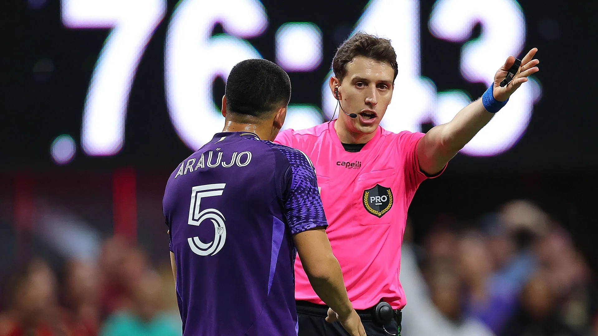 Si è messo a urlare contro l'arbitro e gli si è avvicinato minacciosamente
