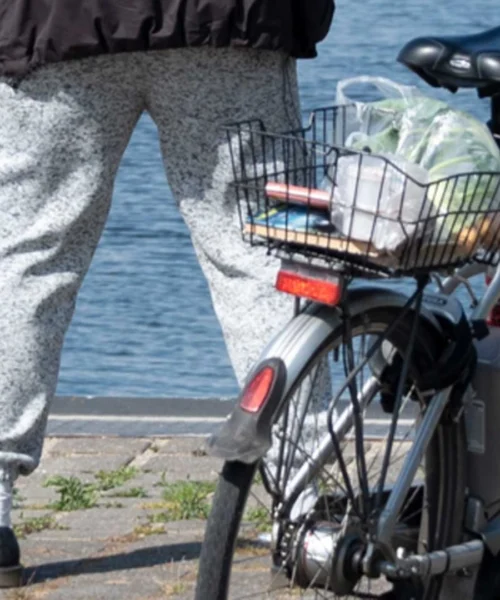 Denunciato un anziano ciclista esibizionista: vicenda incredibile