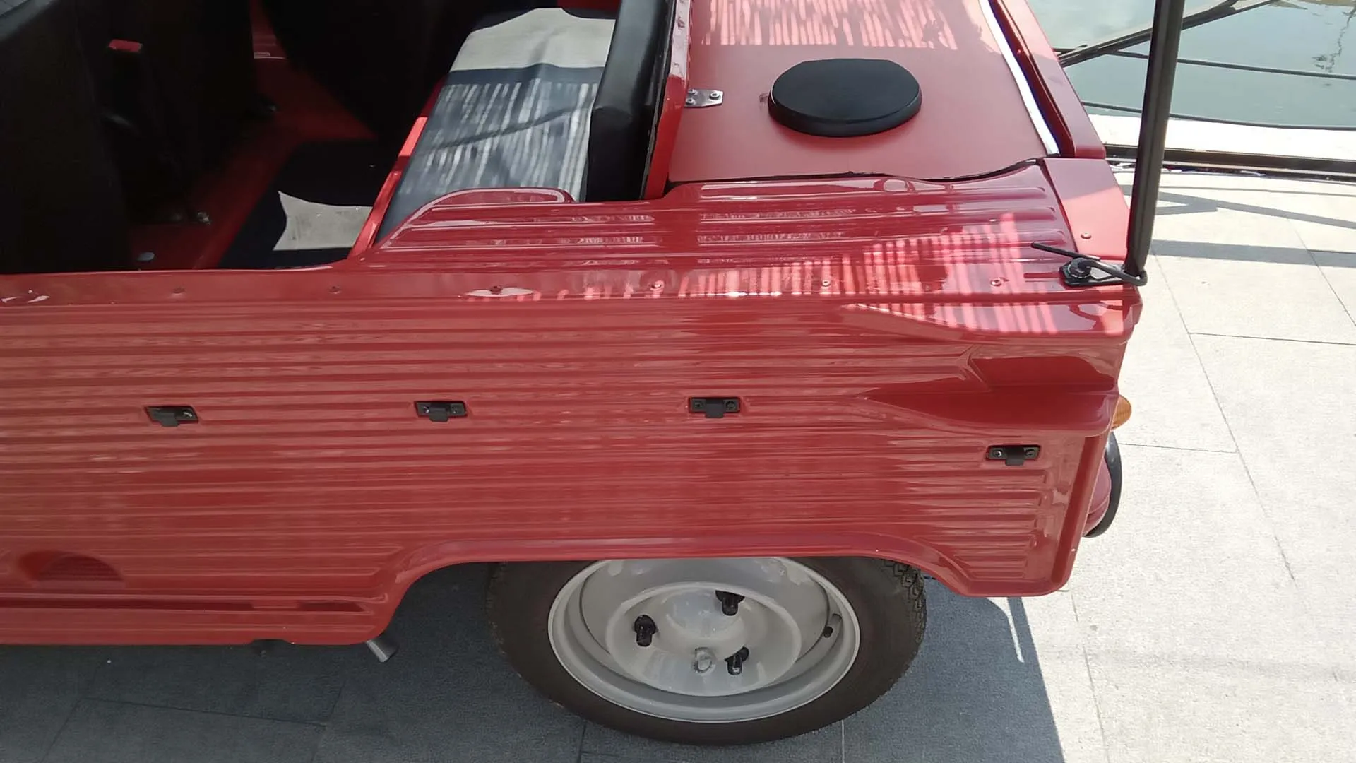 Sotto la carrozzeria batte il cuore della Dyane, da cui eredita motore, cambio, sospensioni e freni