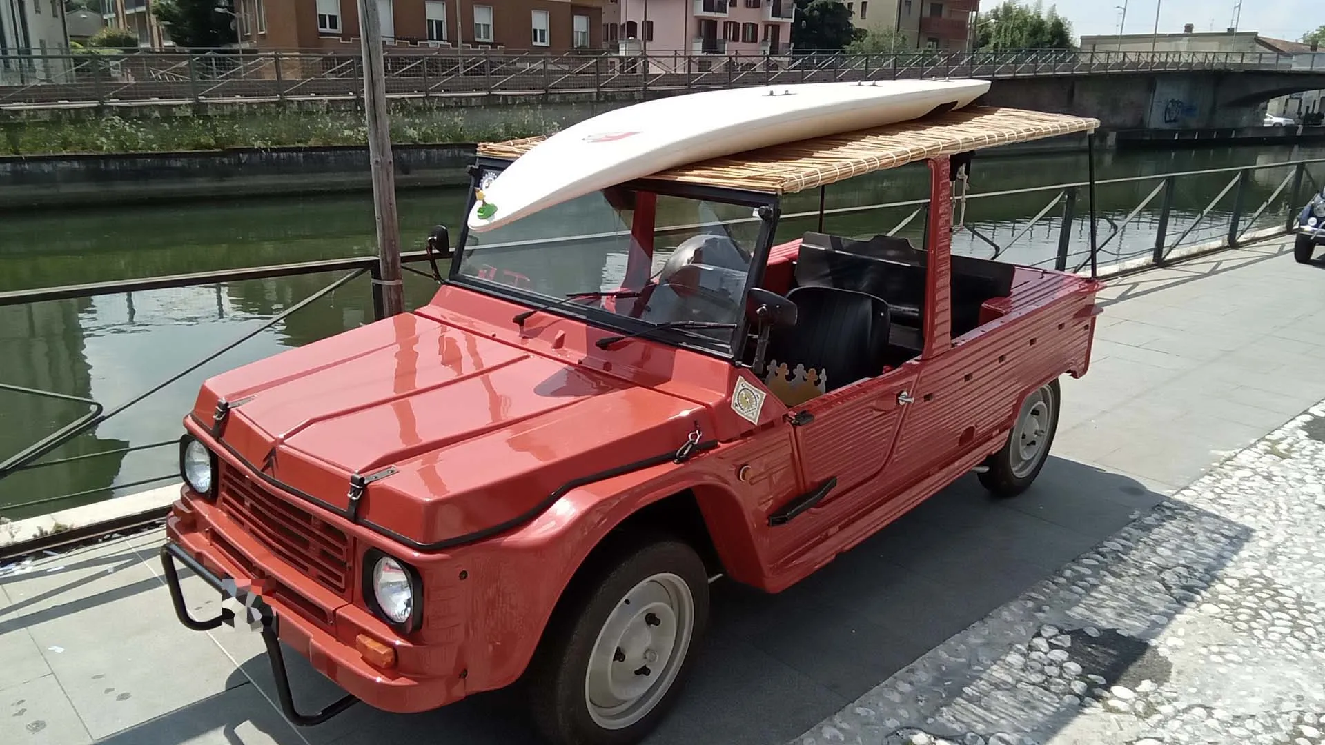 I sedili posteriori sono removibili, trasformando la vettura in un piccolo veicolo da trasporto con un piano di carico di circa 1,2 m²