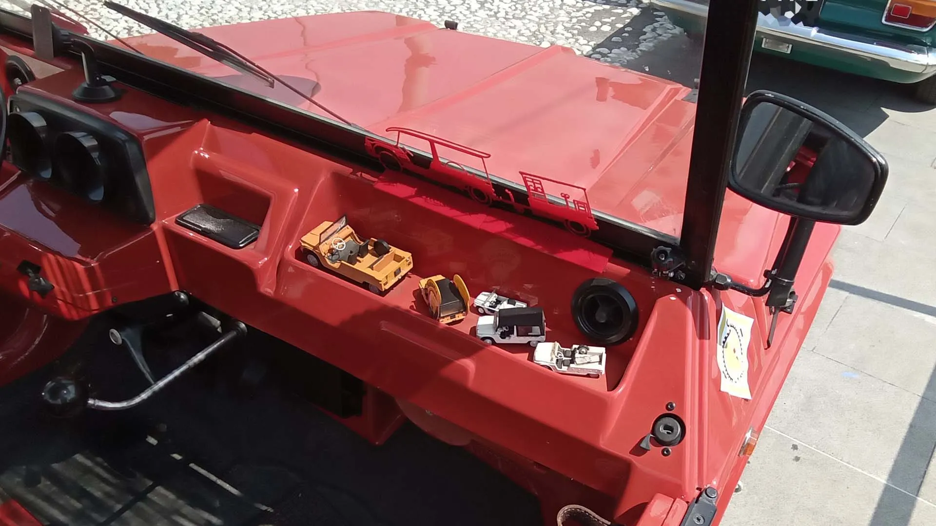 La velocità massima varia a seconda della configurazione: 110 km/h con tetto e laterali montati, 95 km/h completamente aperta