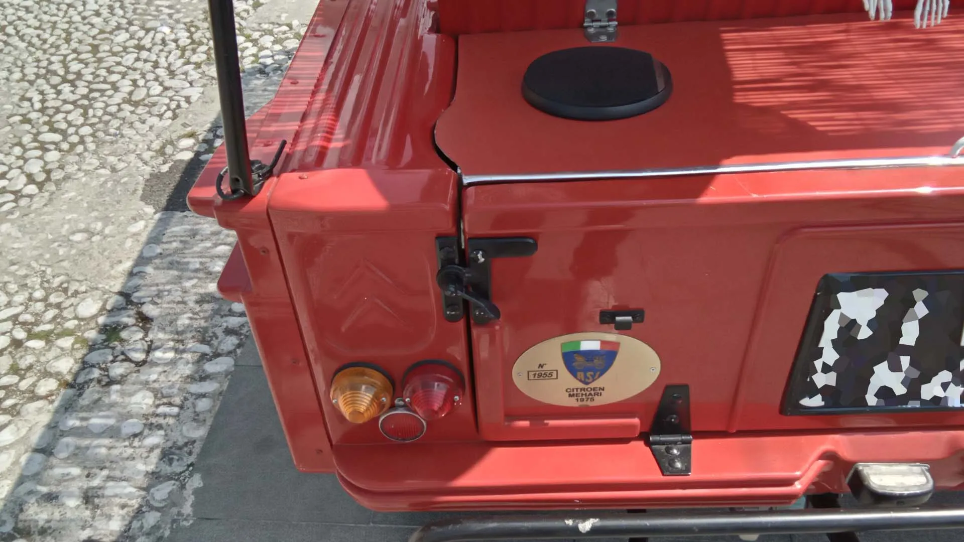 Il pianale deriva da quello della 2CV ma accorciato di 22 cm per alleggerire l’insieme, anche se a scapito dell’abitabilità