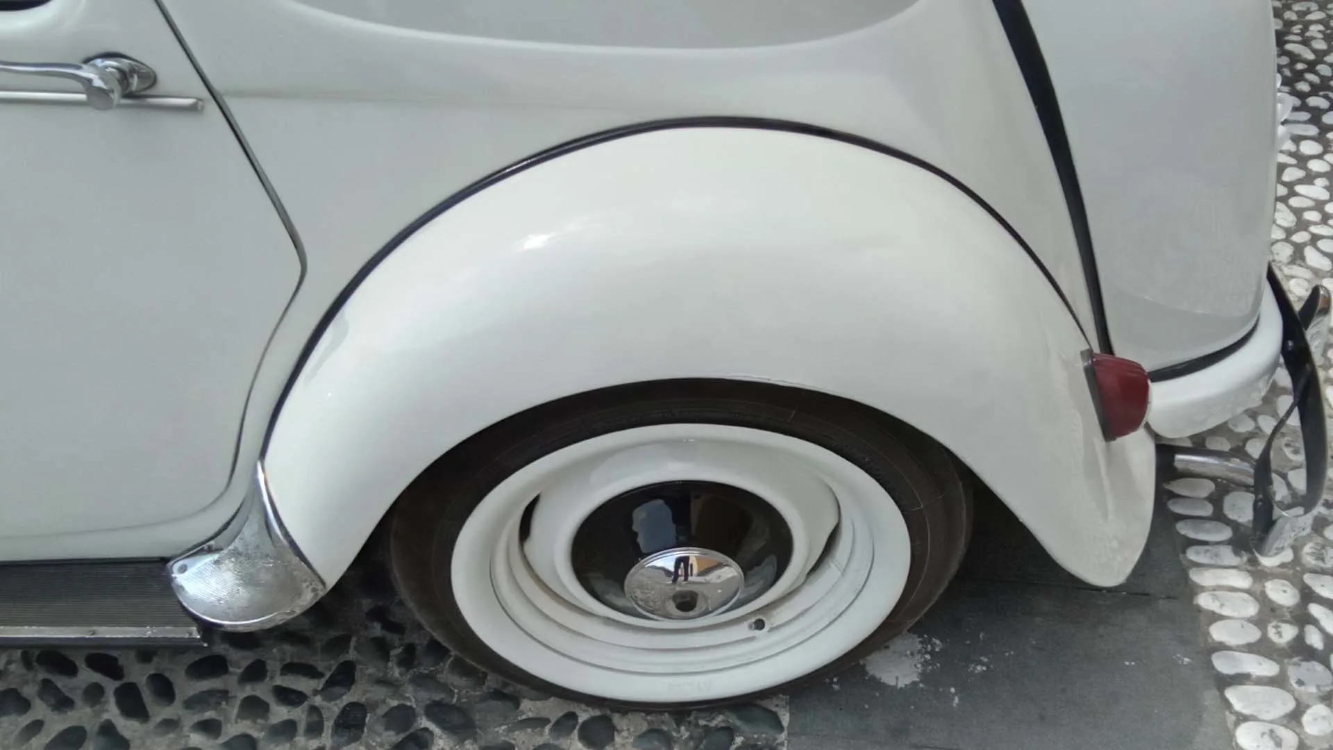 Al Salone di Parigi, la 11 Légère conquistò il pubblico unendo la carrozzeria compatta della 7 alla potenza della 11, con finiture interne ancora più curate.
