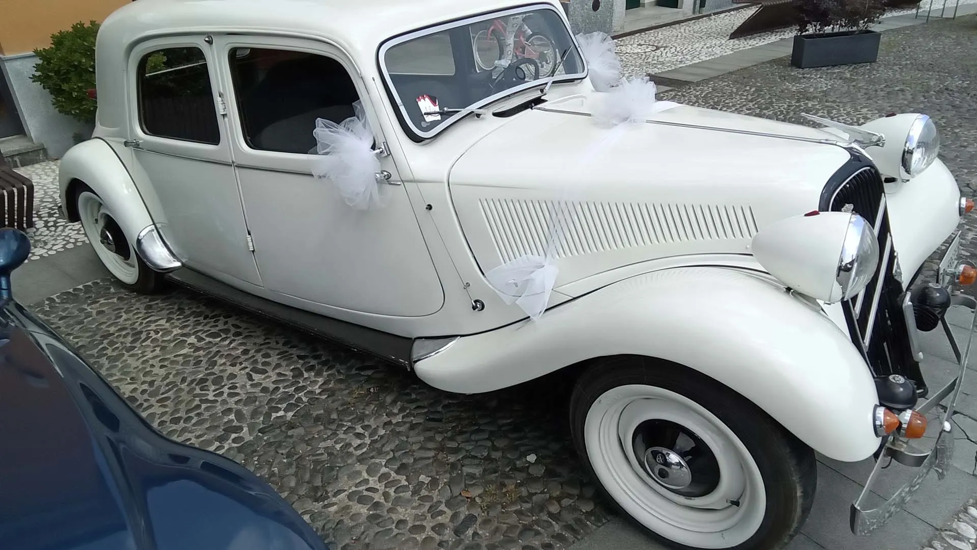 Citroën era già un marchio visionario: nel 1919 aveva portato la produzione in serie in Europa. Con la Traction Avant, continuava a innovare radicalmente.