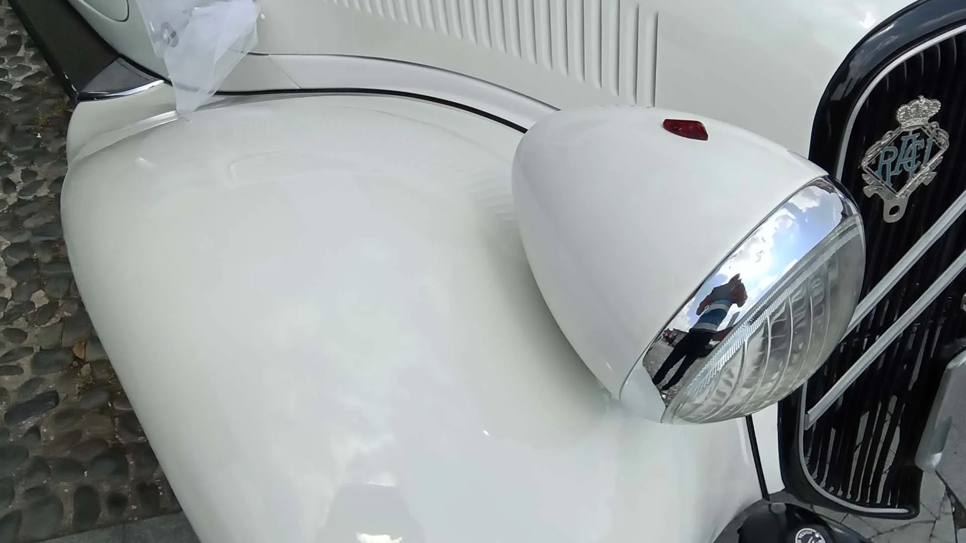 Grazie ai freni idraulici e alla sospensione indipendente su tutte le ruote, garantiva una guida più stabile, sicura e confortevole rispetto a qualsiasi altra auto del suo tempo.