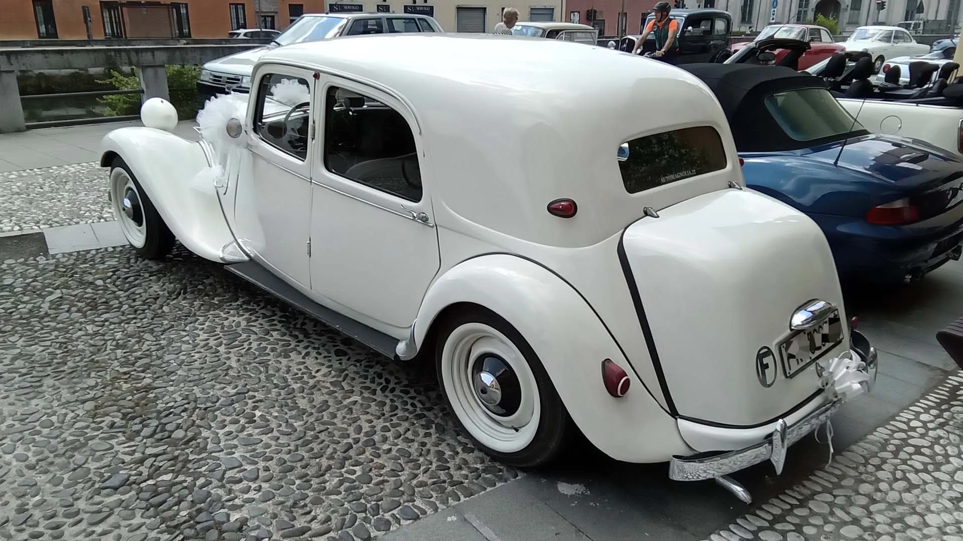 La Traction Avant divenne l’auto dei partigiani, dei gangster, dei film in bianco e nero. Un simbolo che andava oltre la meccanica.