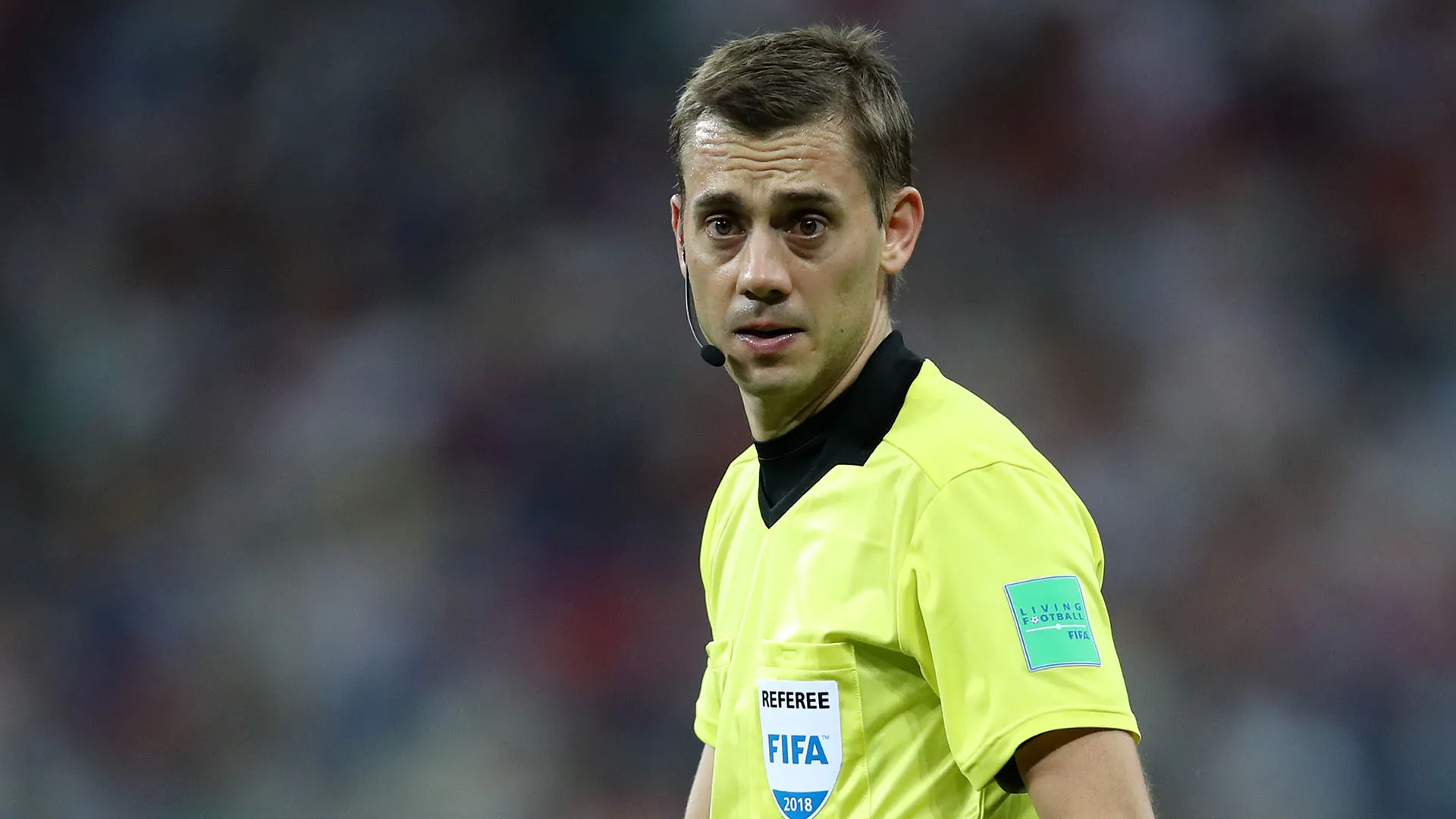 Clément Turpin potrebbe essere scambiato per Leandro Trossard e viceversa

