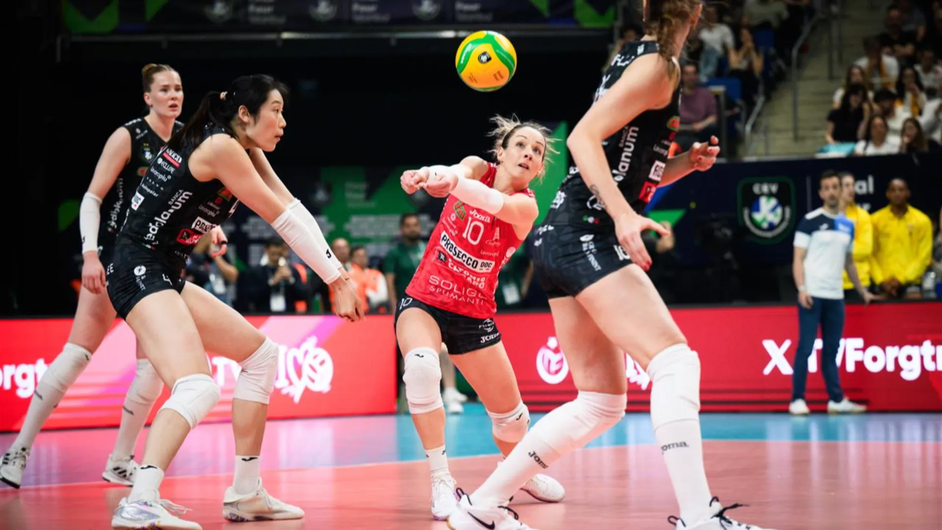 L’unica giocatrice presente a tutte le vittorie è la veterana Monica De Gennaro, che vince la sua terza Champions League al pari di Asia Wolosz, Gabi Guimaraes, Zhu Ting, Isabelle Haak e Sarah Fahr. 