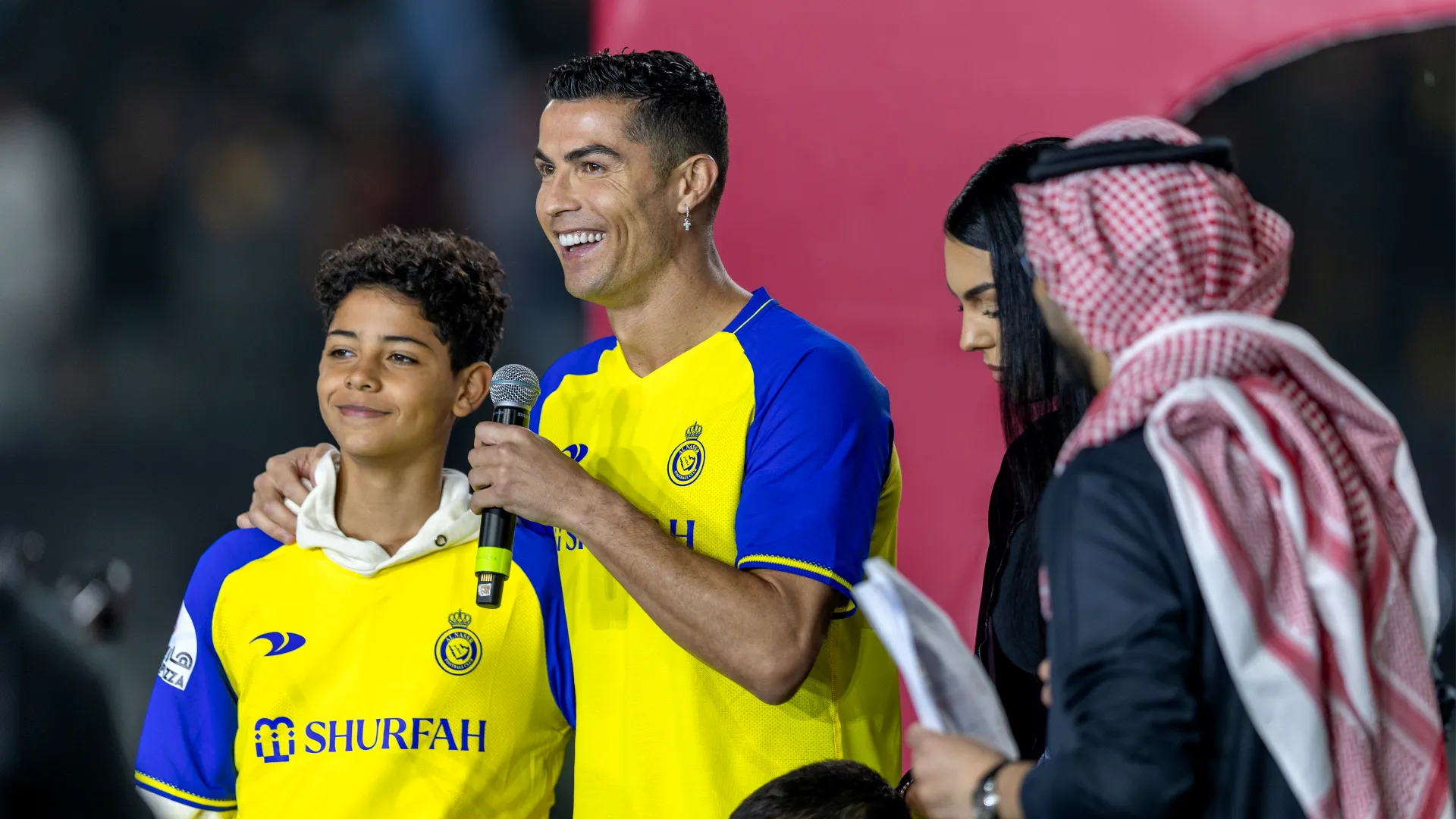 "Congratulazioni per il tuo debutto con il Portogallo, figliolo. Sono così orgoglioso di te", ha scritto CR7
