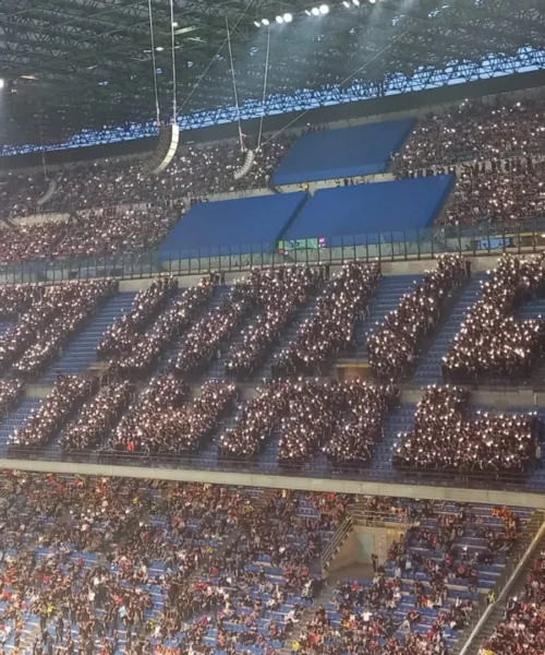 Contestazione a Milano: “Andate a lavorare” e “Yankee go home”