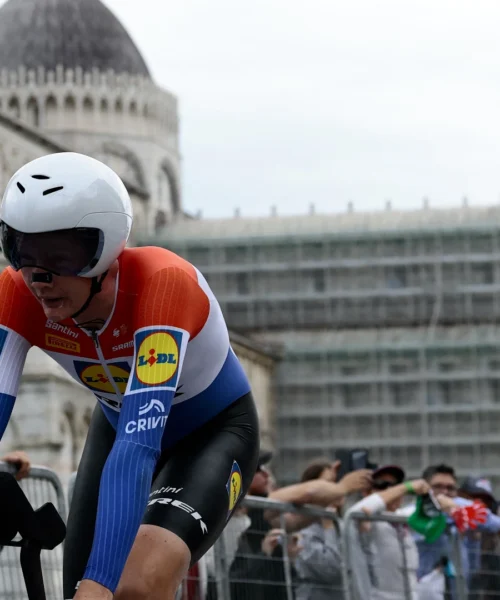 Giro 2025: Daan Hoole vince la crono sotto la Torre pendente, Del Toro resiste in maglia rosa