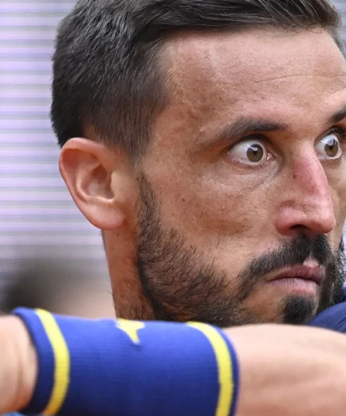 Il tennista è spaesato: non capisce cosa sta succedendo in campo. Le foto