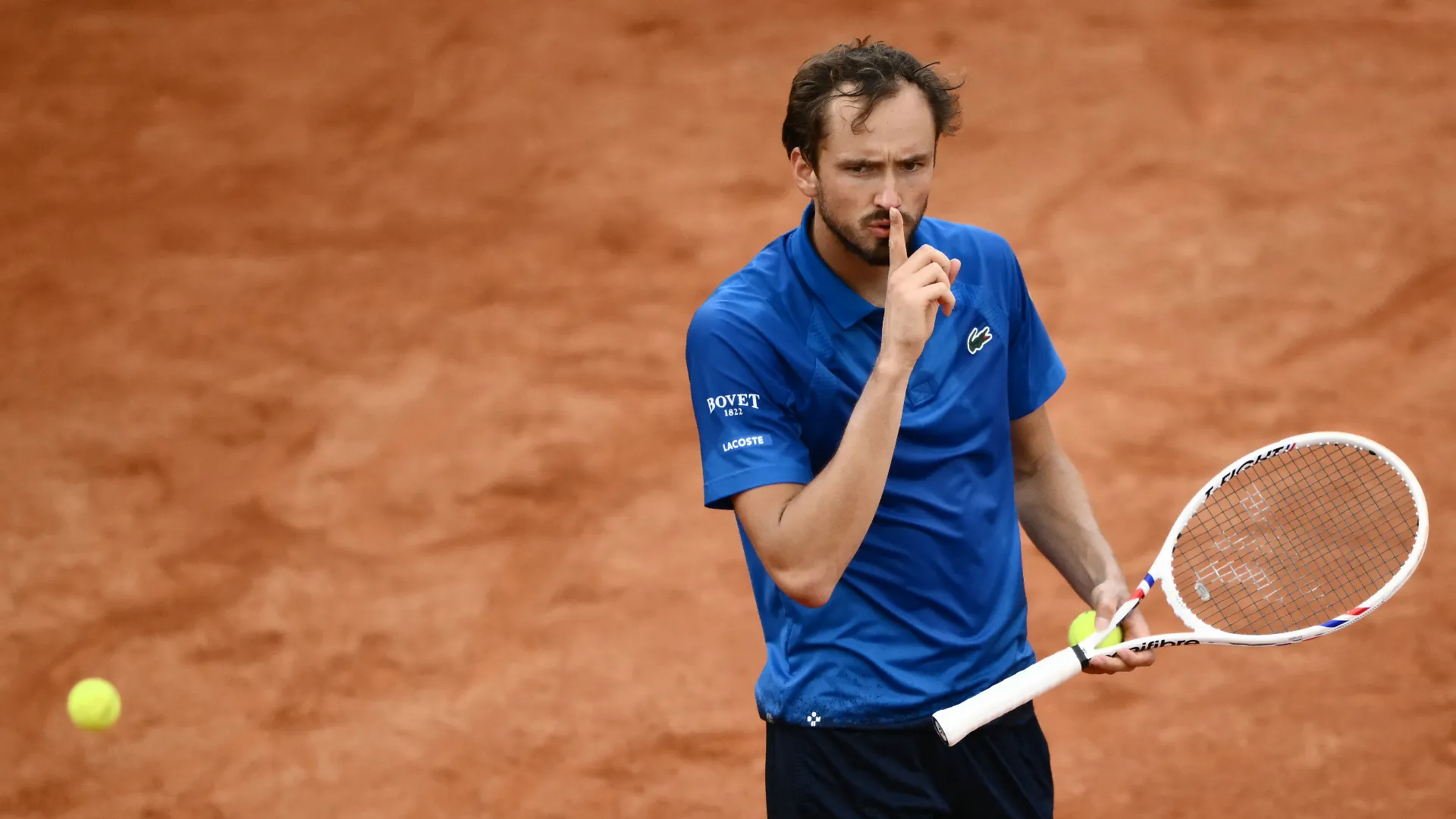 Un bruttissimo gesto che ha alimentato il clima di tensione durante il match
