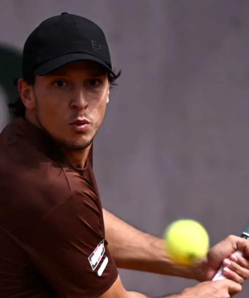 Luciano Darderi si arrende a Sebastian Korda e saluta subito il Roland Garros