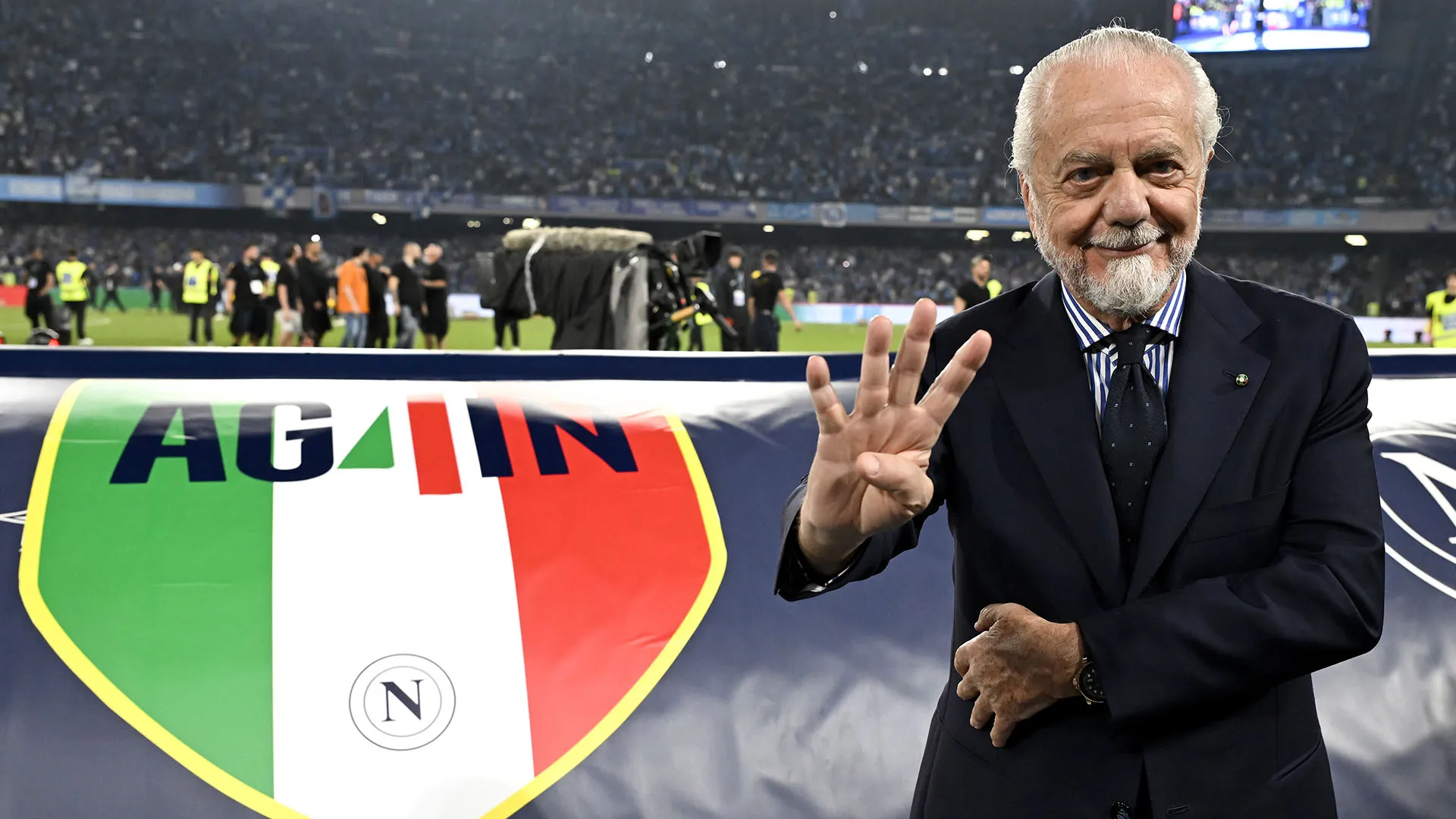 Il presidente del club partenopeo sta studiando una grande campagna acquisti
