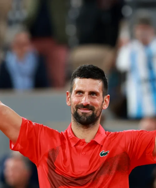 Novak Djokovic in grande spolvero al Roland Garros: travolto McDonald e messaggio a Sinner