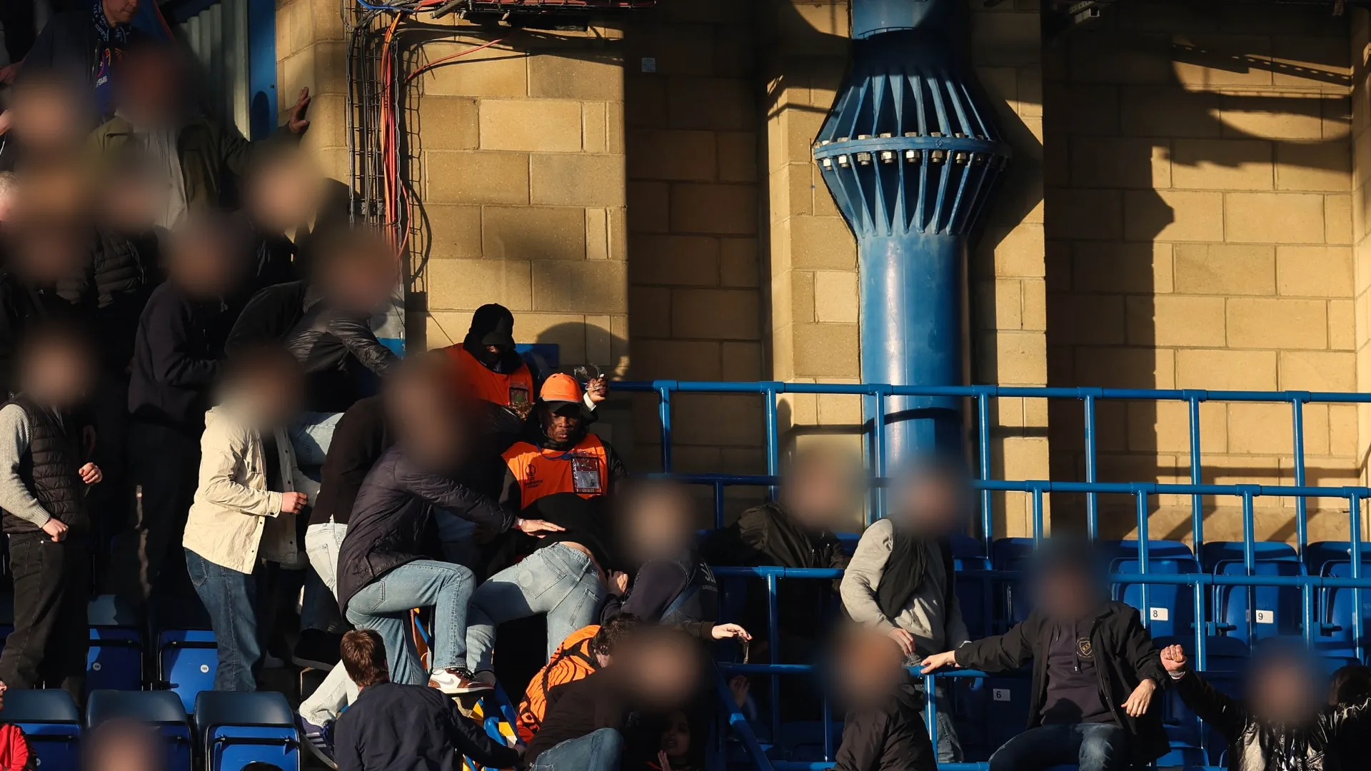 "Il club era a conoscenza del fatto che alcuni tifosi ospiti avevano avuto accesso ad alcune aree dello stadio violando la nostra politica sui biglietti" ha scritto il Chelsea
