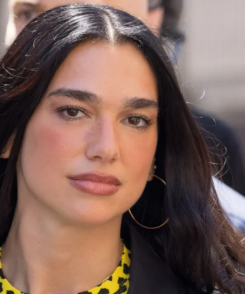 Dua Lipa sorprende tutti con un look animalier a Monaco: le foto