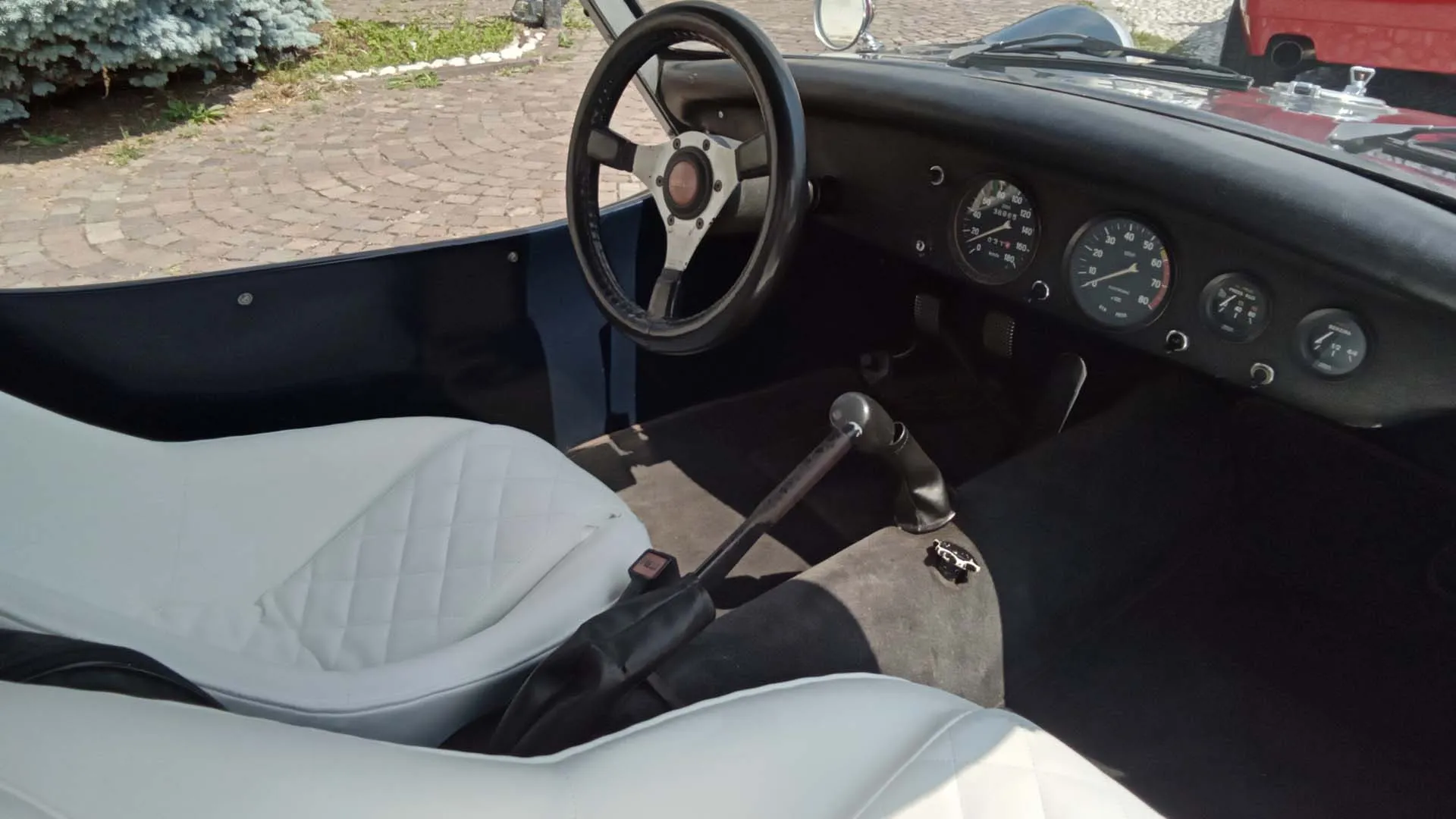 Bruce Meyers non ha solo disegnato un’auto, ha creato un’idea di libertà su quattro ruote
