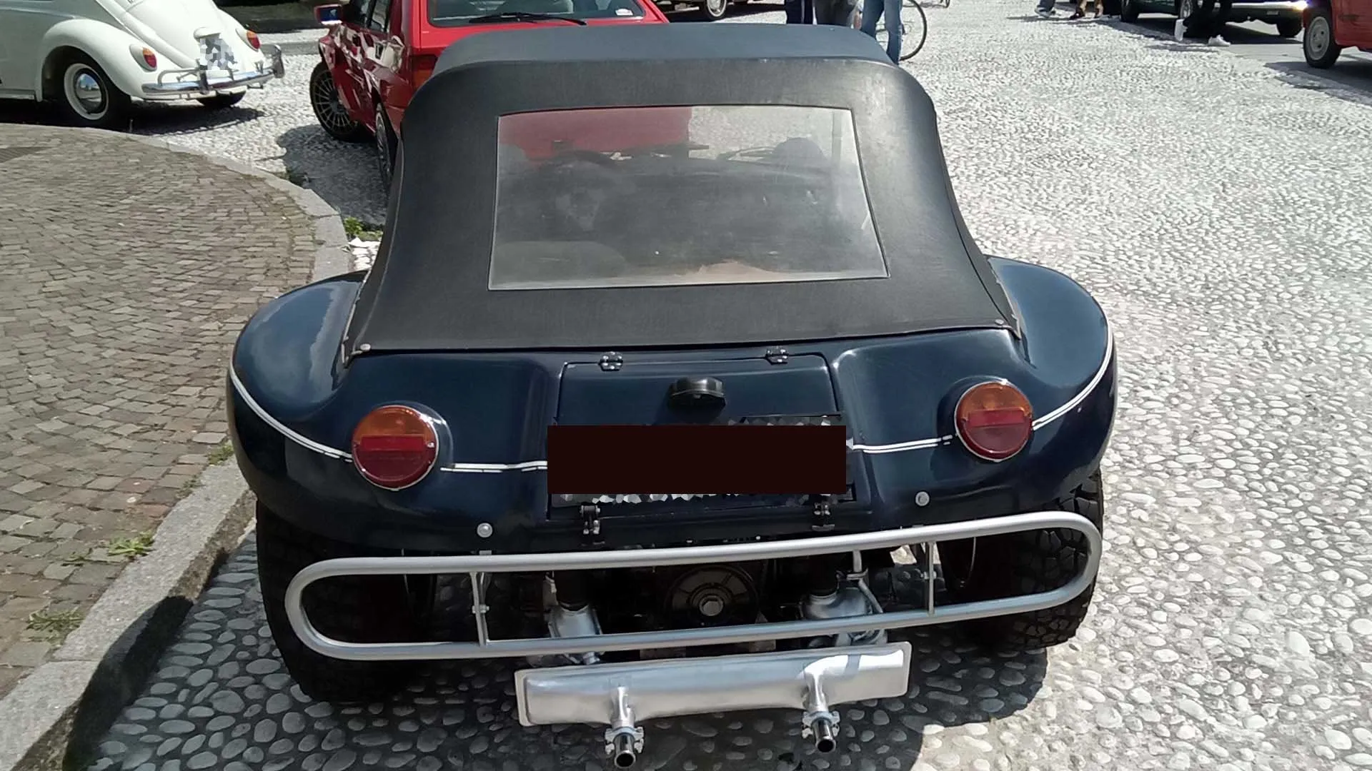 Una delle dune buggy più iconiche della storia del cinema è la rossa con cappottina gialla...