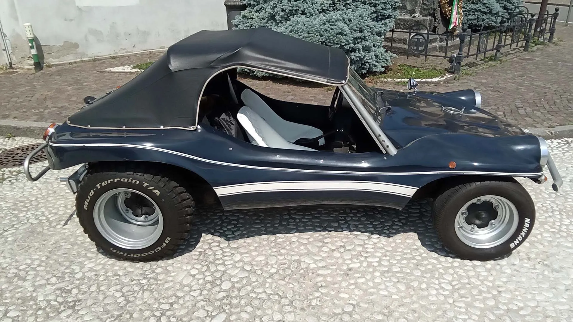 Ruote larghe, motore a vista e zero convenzioni: l’essenza di una dune buggy sta proprio nella sua semplicità