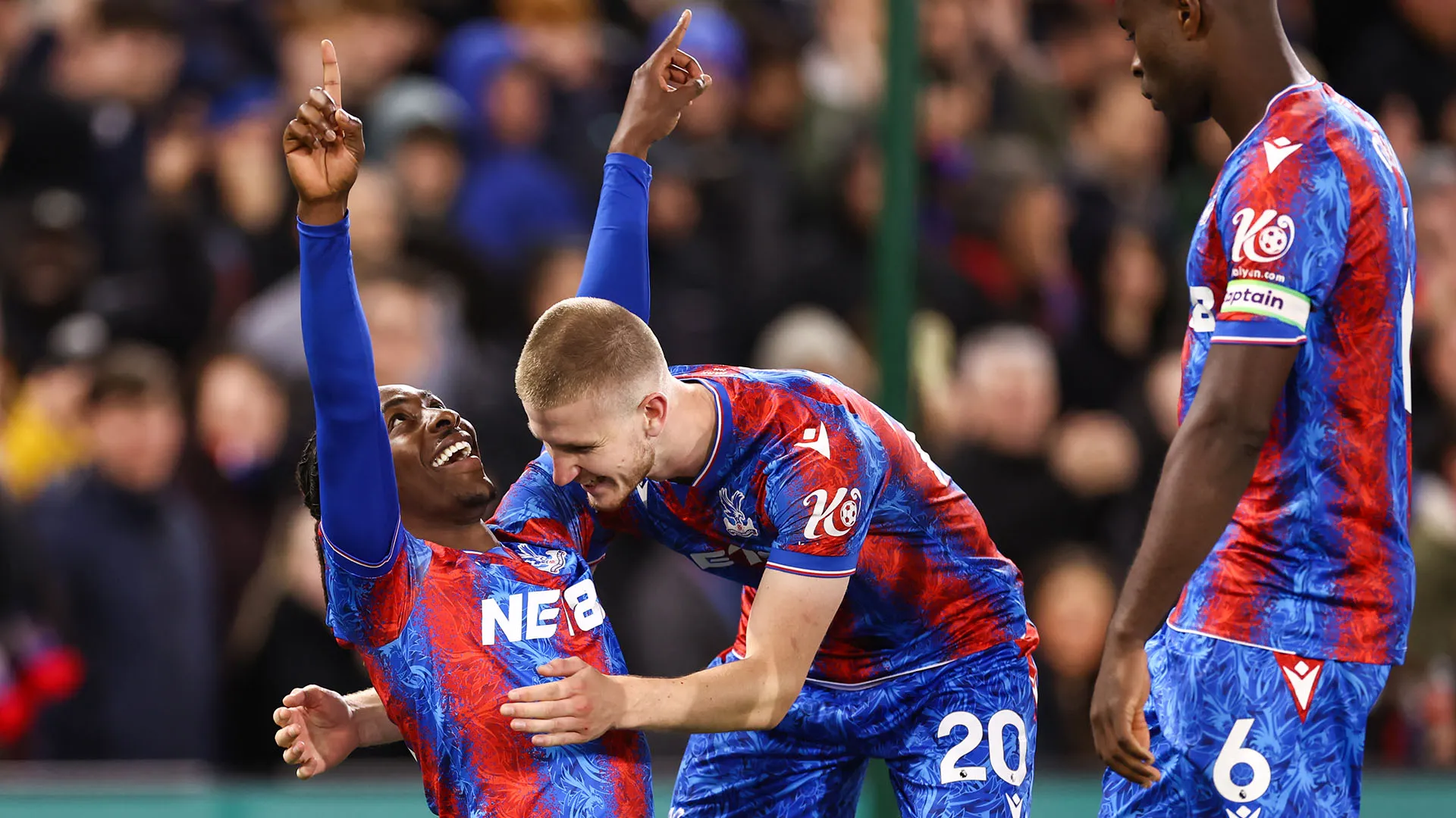 La stella di Premier League vince un torneo di scacchi: foto