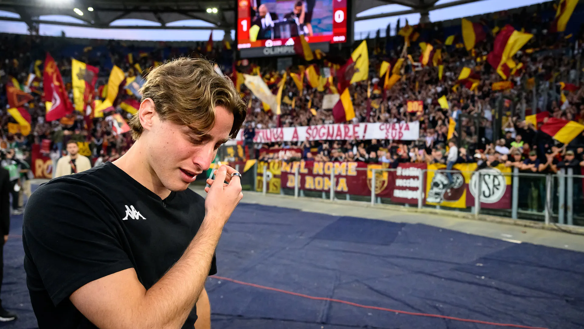 Sono anche stati esposti striscioni con messaggi d'affetto verso il giovane campione
